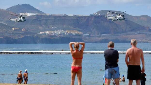 Exhibición militar con público en Las Canteras