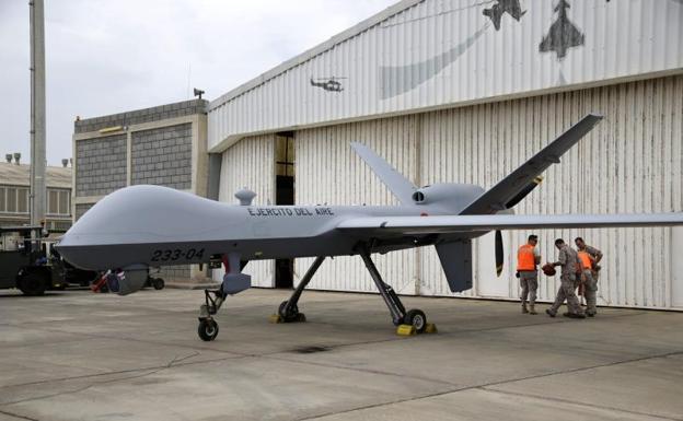 Guacimeta examina al Predator B, en el marco de Sirio 22