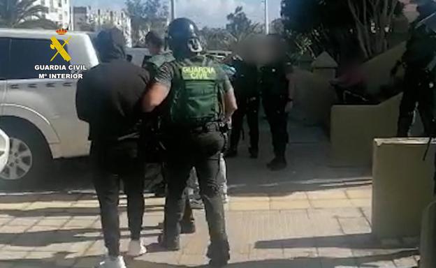 Amenaza de muerte a su pareja y se atrinchera con un machete en Gran Canaria